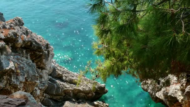 Пейзаж скелі і чисте бірюзове море — стокове відео