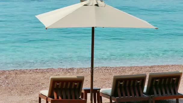 Ligstoelen op het strand van de Adriatische Zee — Stockvideo