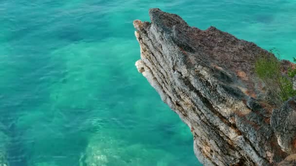 Klippe über dem klaren ruhigen Meer — Stockvideo