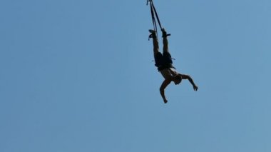 Genç adam yaptı Bungee Jumping-yavaş hareket; Deniz seviyesinden, ağır çekim video klip yüksek platform heyecan verici bungee jumping