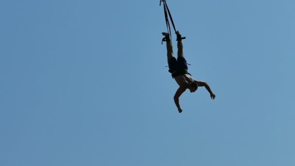 若い男はバンジー ジャンプ遅い動き スロー モーション ビデオ クリップ 海抜高のプラットフォームからの爽快なバンジー ジャンプ — ストック動画