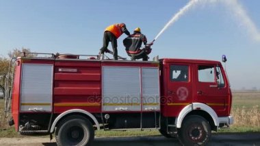 Beçkerek; Sırbistan; 10.19.2017.Firefighters su topu ateşle; İki itfaiye itfaiye kamyonu üzerinden su topu ateşle sönmüş