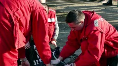 Beçkerek; Sırbistan; Acil Ambulans hizmeti alma 11.22.2017; İlkyardım Hizmetleri trafik kazaları-gösteri egzersiz durumunda kurtarmak için sağlar