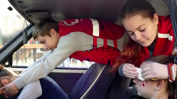 Zrenjanin Serbia 2017 Rescue Team Helping Injured Passenger Cars Provides — Stock Video