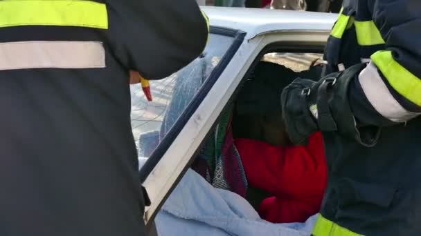 Bombero Cortando Parabrisas Bomberos Equipo Rescate Rompe Vidrio Del Coche — Vídeo de stock