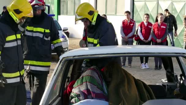 尼亚宁 塞尔维亚 交通事故发生后11 2017 Saving 车祸受伤 协助交通意外受害人的小组 示范演习 — 图库视频影像