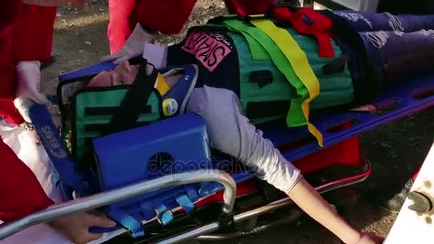 尼亚宁 塞尔维亚 2017 急救队在街上提供急救 在交通事故中为救援服务提供急救 演示演练 — 图库视频影像