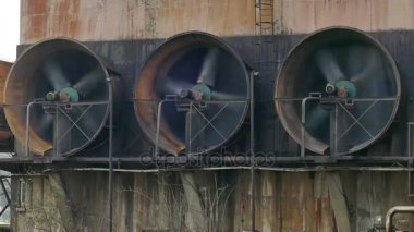 Büyük Pervaneleri fabrika binası üzerinde; Büyük eski Pervaneleri fabrika duvar üzerinde çalışma