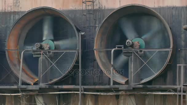 两个大生锈的螺旋桨 在工厂的墙上工作的巨大的老螺旋桨 — 图库视频影像