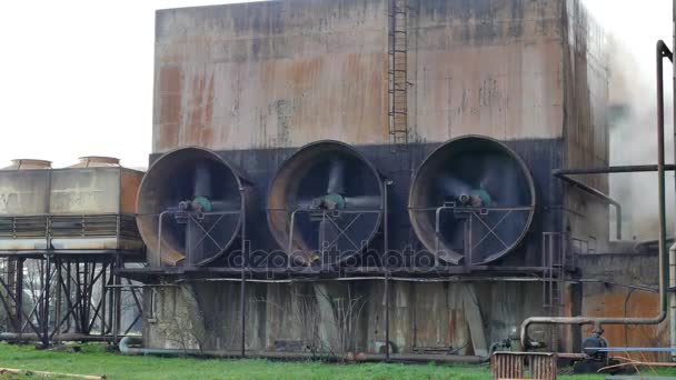 産業プラントの大ファン工場の壁に巨大な古いプロペラ — ストック動画