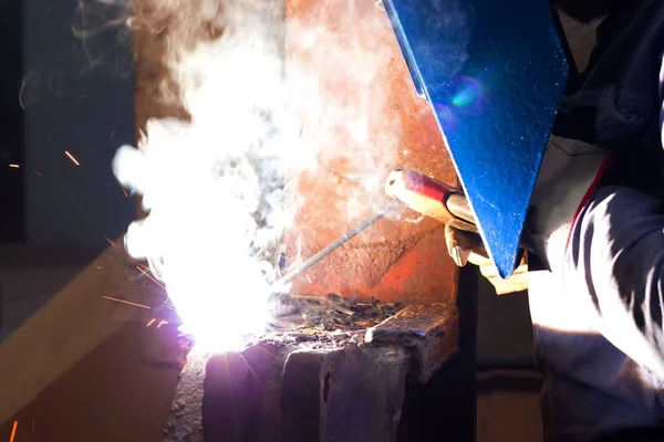 Luz Brillante Máquina Soldadura Soldador Con Máscara Protectora Está Trabajando —  Fotos de Stock