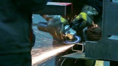 Metal işleme tarafından taşlama / bileme aleti gerçekleştirir metallerin değirmeni Zimpara ile