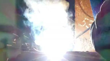 İşlem bir elektrot ile kaynak metal / işçi Kaynakçı gerçekleştirir ark kaynağı süreci metal yapılar