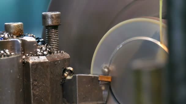 Tour de travail des métaux / Traitement des pièces métalliques sur la machine de tour 