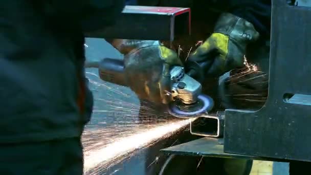 Fém Feldolgozás Csiszolás Metal Worker Szolgáltatásokat Nyújt Köszörülés Fémek Sarokcsiszoló — Stock videók