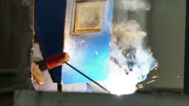 Sparks Pendant Processus Soudage Soudeur Travailleur Effectue Processus Soudage Arc — Video