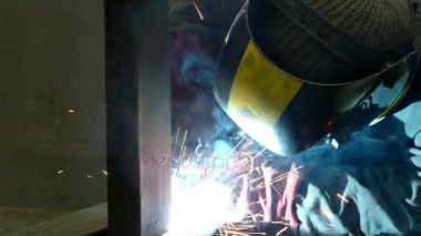 Kıvılcım sürecinde çelik kaynak / işçi Kaynakçı gerçekleştirir ark kaynağı süreci metal yapılar