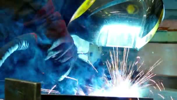 焊工工人执行跳跃焊接 工人焊工执行金属结构的电弧焊过程 — 图库视频影像