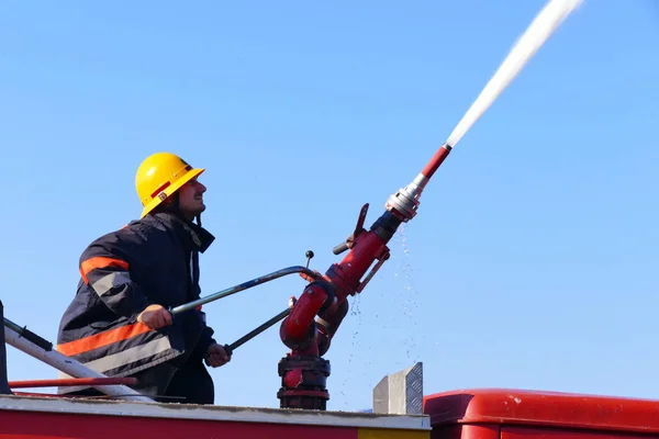Feuerwehrmann Mit Wasserwerfer Feuerwehrmann Mit Wasserwerfer Löscht Brand — Stockfoto