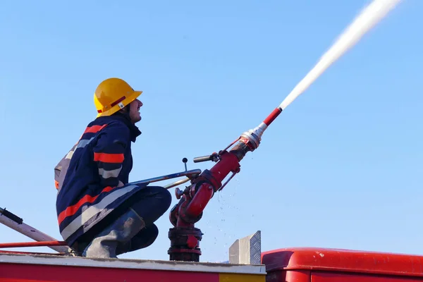 Brandweerman Met Een Waterkanon Brandweerman Met Een Waterkanon Blust Brand — Stockfoto