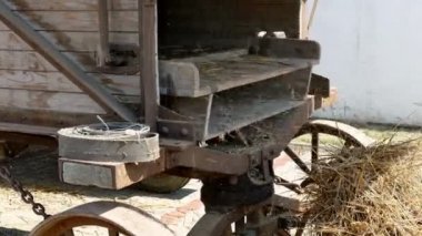 Yirminci yüzyılın başında buğdayın tehdit edilmesi / 19. yüzyılın sonunda buğdayın nasıl harmanlanacağı. Buhar motoru kemer kullanarak harman makinelerini çalıştırıyor.