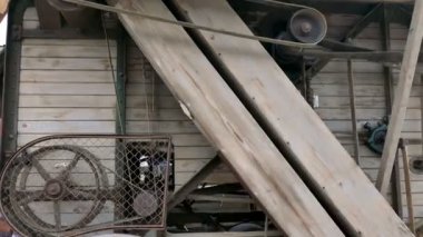Buğday Tehdidi Operasyonu / 19. yüzyılın sonunda buğdayın nasıl harmanlanacağı. Buhar motoru harman makinelerini kemer kullanarak çalıştırıyor.