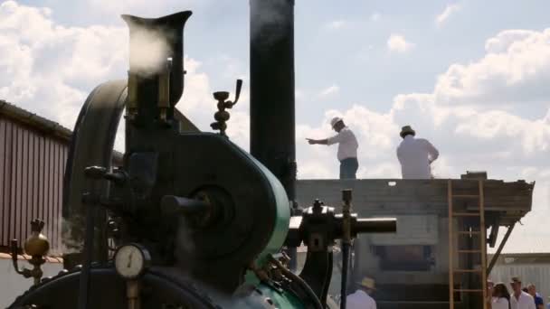 Novo Milosevo セルビア 2019 Zeravica 旧機械博物館19世紀末の小麦の脱穀方法ベルトを使った蒸気機関駆動の脱穀機 — ストック動画