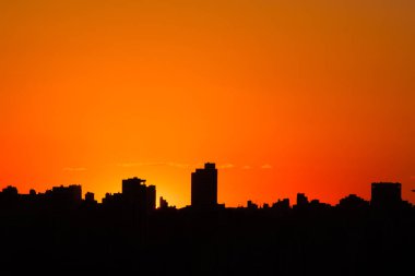 binaların siluetleri ile şehir dusk