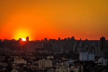 binaların siluetleri ile şehir dusk
