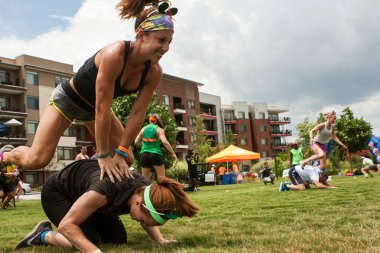 Kadınlar Leap Frog Atlanta alan gün olay oynamak.