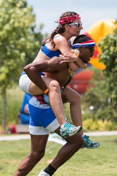Uomo porta la donna a cavalluccio stile a Atlanta Field Day giochi — Foto Stock