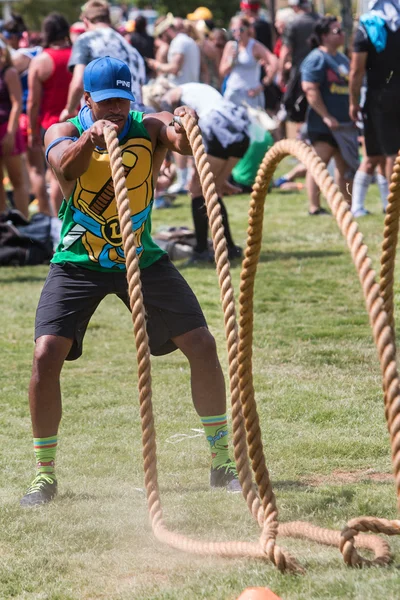 男はロープのアトランタ フィールドの日イベントでの鞭のトレーニング — ストック写真