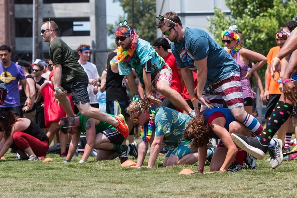 People Play Leap Frog At Atlanta Field Day Event — Stock Photo, Image