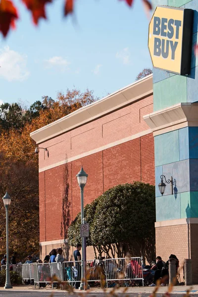 Black Friday Shoppers Line Up Outside Best Buy On Thanksgiving — Stock Photo, Image