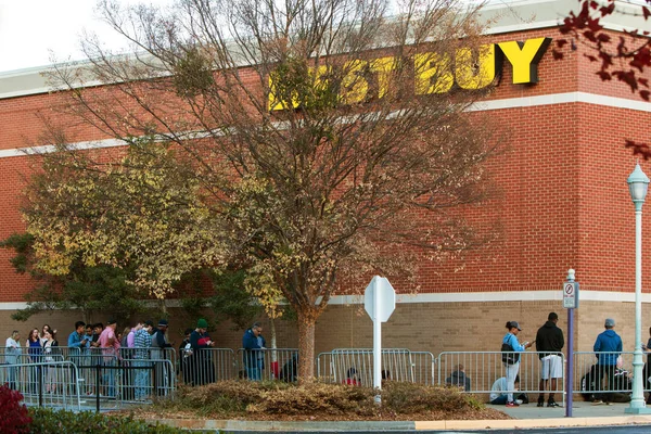 Customers Line Up At Best Buy For Black Friday Shopping — Stock Photo, Image