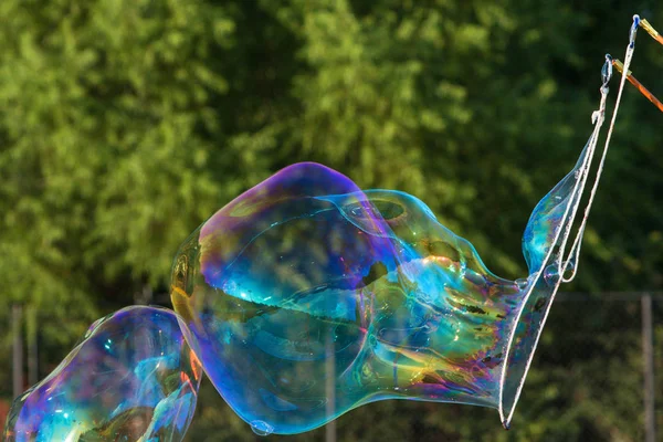 Riesige Blasen bilden sich aus seifigem Blasenstab — Stockfoto