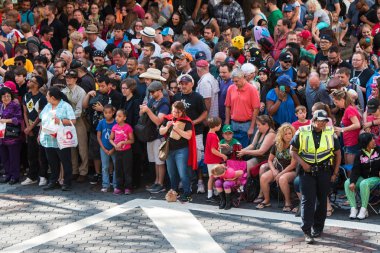 Büyük kalabalık Atlanta Dragon Con Parade için toplar