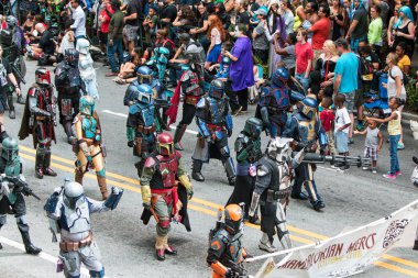 Mandalorian paralı askerler Dragon Con geçit töreninde yürürken insanlar giyinmiş
