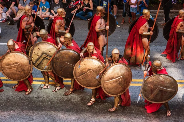 Spartanische Krieger aus Film 300 nehmen an Dragon-con-Parade teil — Stockfoto