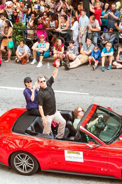 Acteur juge Reinhold vagues à la foule à Dragon Con Parade — Photo