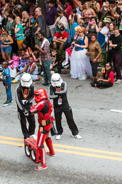 Πόζα εφόδου χιπ-χοπ στην Ατλάντα παρέλαση Con Dragon — Φωτογραφία Αρχείου