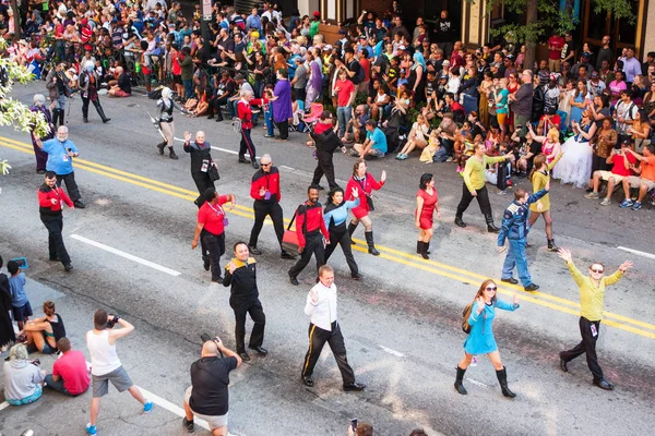 La gente con trajes de Star Trek camina en el desfile de Dragon Con — Foto de Stock