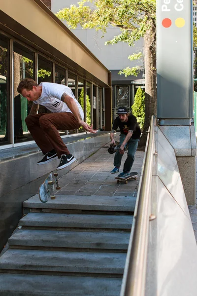 L'homme tente un tour de skateboard difficile pendant qu'il est filmé — Photo