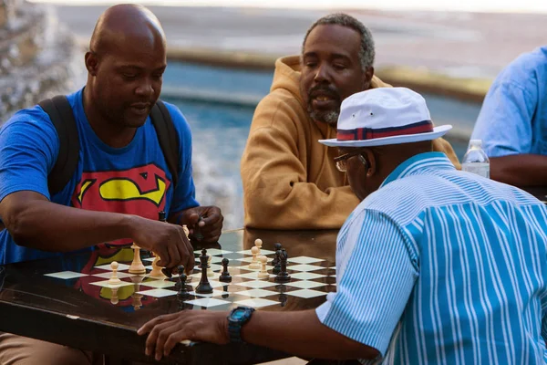 Афро-американських чоловіки грають в шахи на відкритому повітрі в Атланті громадський парк — стокове фото