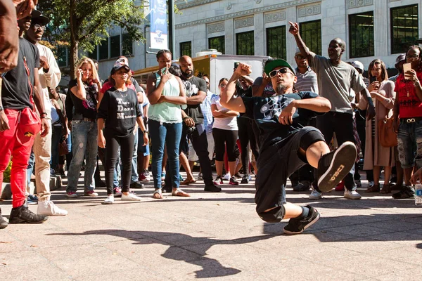Człowiek przerwie tańce w B-Boy Battle Hip Hop Festiwal — Zdjęcie stockowe