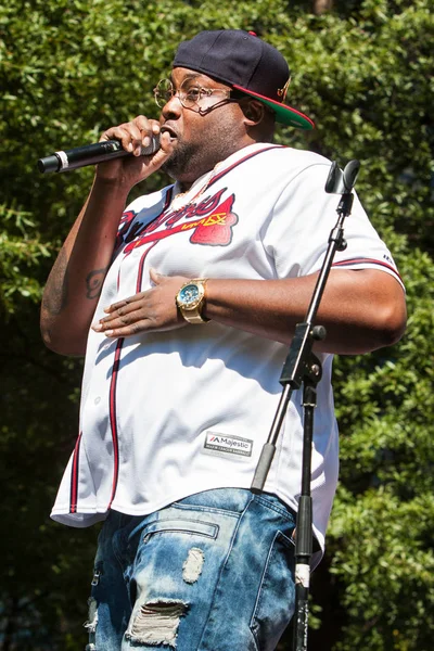 Erkek rapçi Atlanta Hip Hop gününde gerçekleştirir