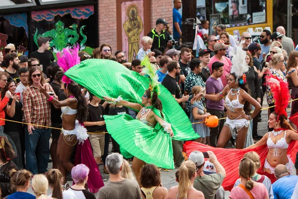 Sexy Braziliaans dansers Twirl Capes In Atlanta Halloween Parade — Stockfoto