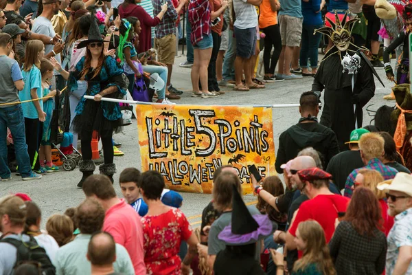 Les gens portent une bannière pour commencer la parade d'Halloween en cinq points — Photo