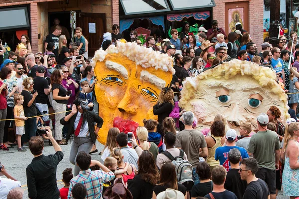 纸张纸浆面具模仿特朗普和克林顿在万圣节游行 — 图库照片