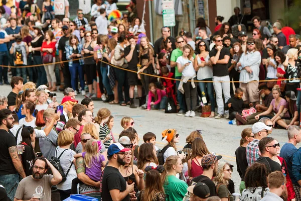 Centenas de espectadores antecipam início do desfile de Halloween de Atlanta — Fotografia de Stock